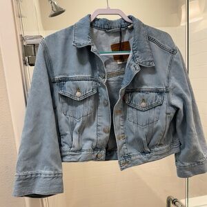 Cropped Levi’s jacket